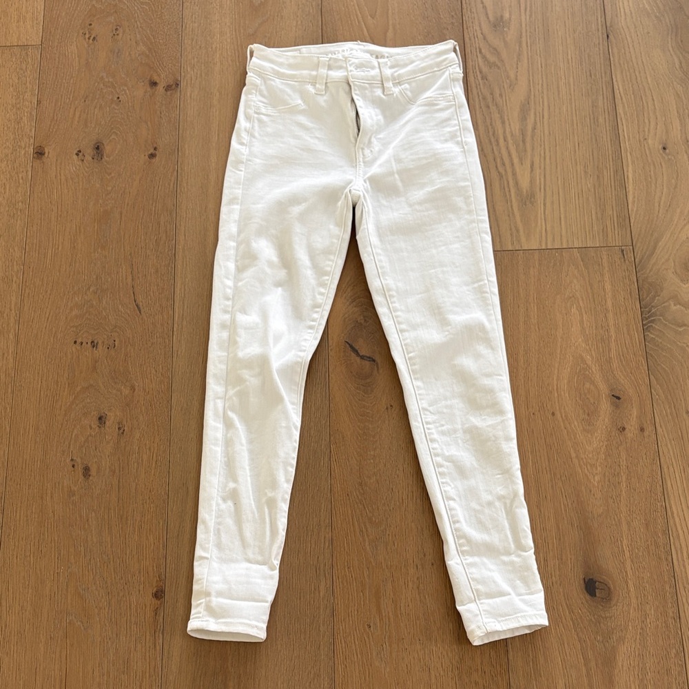 American Eagle Outfitters Women's White high rise jegging stretch Jeans. Short.